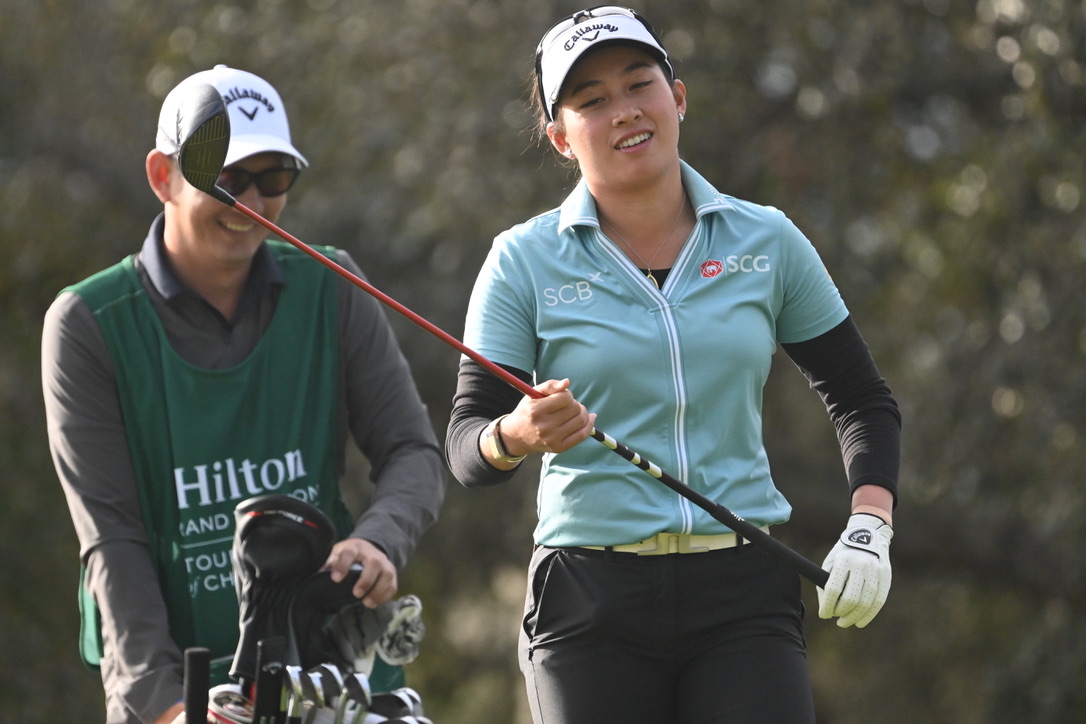 Jeeno Thitikul Takes Final Round Lead in Thailand